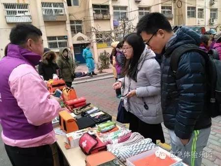 青島海麗雅應急安全教育培訓中心工作人員向社區居民講解消防工具及使用方法1