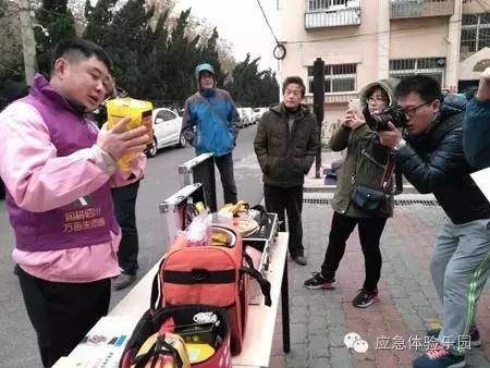 青島海麗雅應急安全教育培訓中心工作人員向社區居民講解消防工具及使用方法2