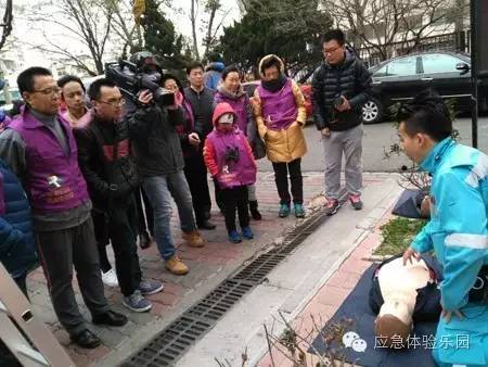 青島海麗雅應急安全教育培訓中心工作人員向社區居民講解消防工具及使用方法3