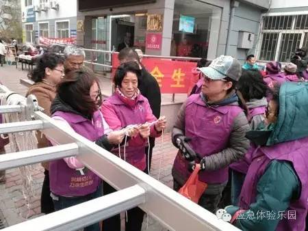 青島海麗雅應急安全教育培訓中心講師向居民教授心肺復蘇、結繩自救、初期滅火等自救互救技能1