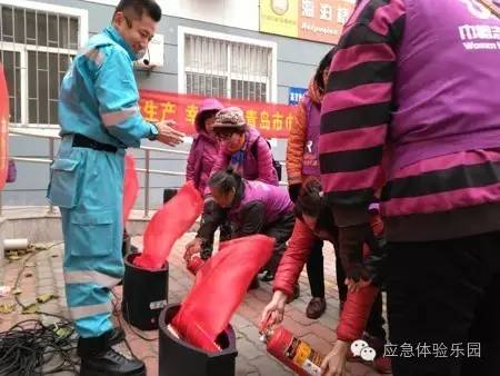 青島海麗雅應急安全教育培訓中心講師向居民教授心肺復蘇、結繩自救、初期滅火等自救互救技能2