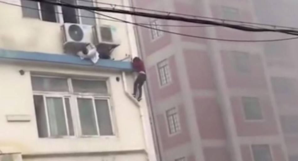 沒(méi)有緩降器,上海辦公樓起大火被困人員只能爬墻驚險逃生