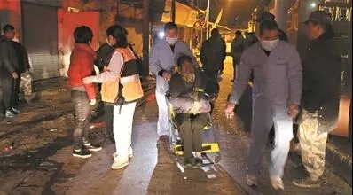 廣州八旬阿婆火災自救用臉盆滅火 被救出時(shí)臉被熏黑