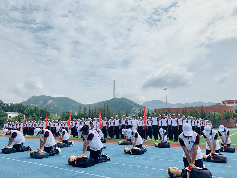 青島六十八中在海麗培訓講師指導下進(jìn)行心肺復蘇訓練